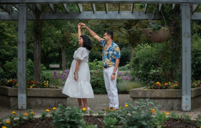 Пара танцует в саду