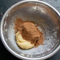 К оставшемуся тесту добавляем несладкий порошок какао