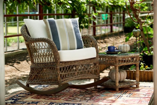 Добавьте к плетеной садовой мебели подушек в пастельных цветах