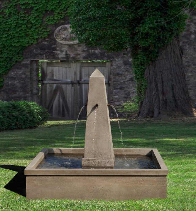 Минималистичный фонтанчик идеален для прованского сада
