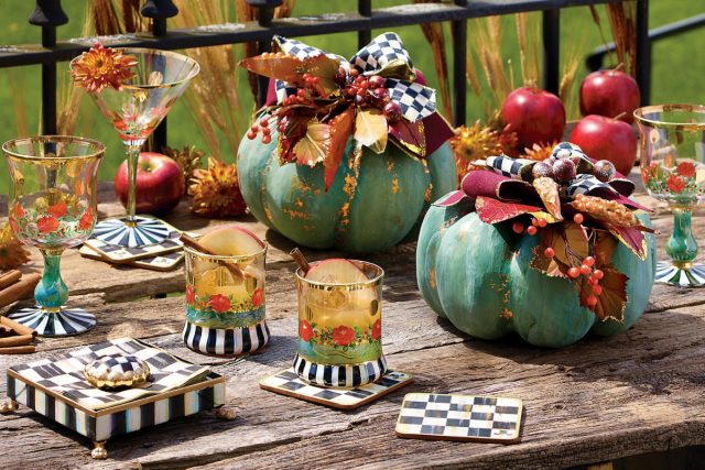 Осенняя сервировка уличного обеденного стола декором из тыкв