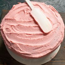 Покрываем бисквит толстым слоем розовой глазури