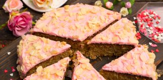 Миндальный торт с розовой глазурью