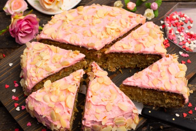 Миндальный торт с розовой глазурью