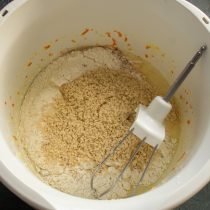 Добавляем в тесто остывший миндаль, пшеничную муку и разрыхлитель теста
