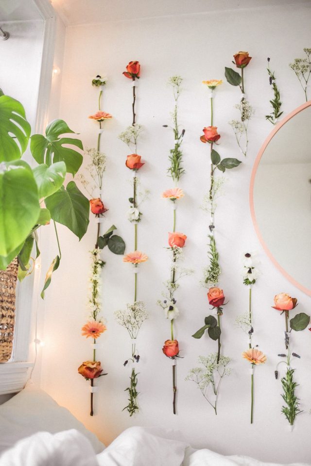 Декор стены искусственными цветами добавит романтики вашему дому