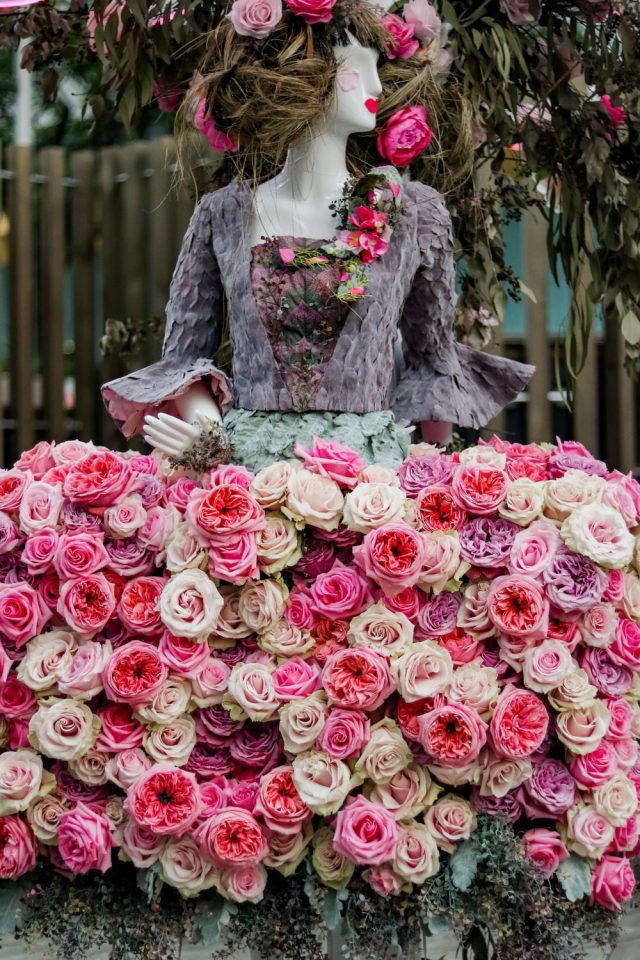 Манекен в платье из цветов