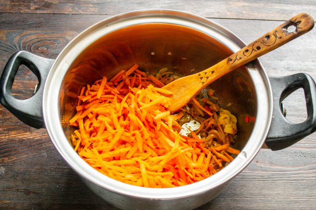 Добавляем тертую морковь к овощам