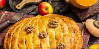 Пирог с тыквой, яблоками и грецкими орехами