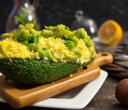 Простой и вкусный завтрак — фаршированное авокадо