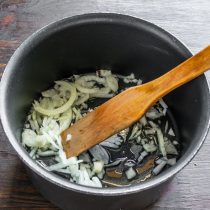 Бросаем лук и чеснок в кастрюлю с разогретым маслом