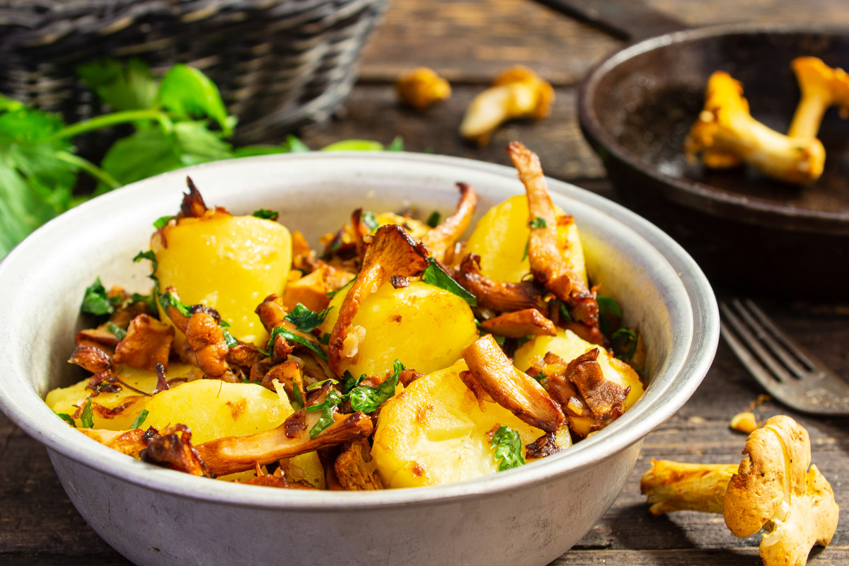 Жареные лисички с луком и картошкой рецепт. Картошка с лисичками в сметане. Тушеная картошка с лисичками. Картошка тушеная с пампушками. Вареный молодой картофель с лисичками.