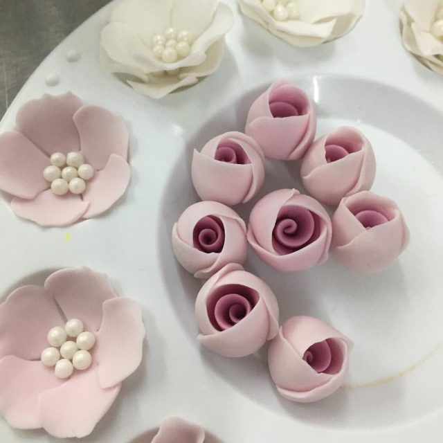 Миниатюрные розы из мастики подойдут для украшения тортов