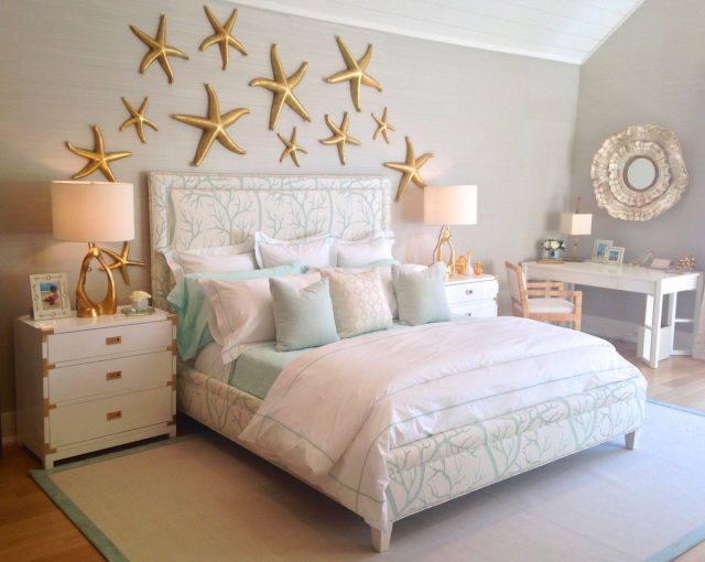 Спальня в пляжном стиле, украшенная морскими звездами