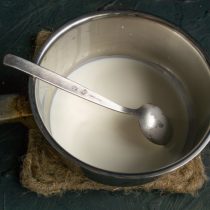 Молоко смешиваем со сливками, добавляем немного ванильного экстракта