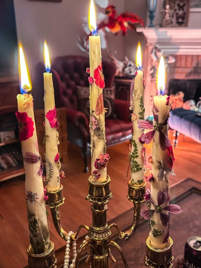 Длинные свечи с сухоцветами выглядят просто волшебно