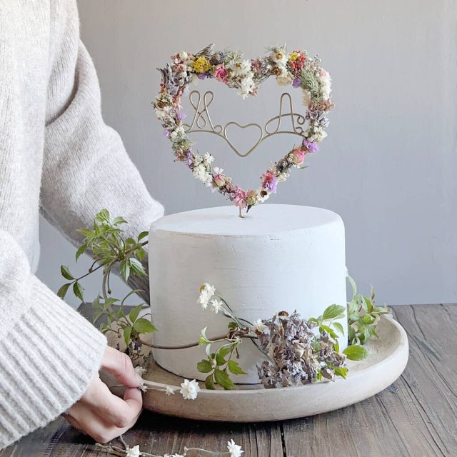 Декор торта сухоцветами для романтической обстановки