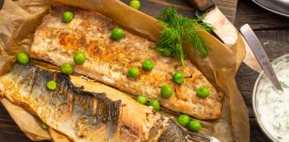 Жареный лосось: как поджарить рыбу, не испачкав сковороду