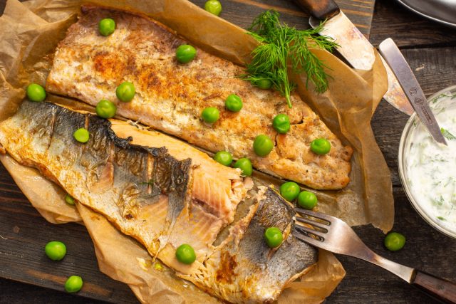 Жареный лосось: как поджарить рыбу, не испачкав сковороду