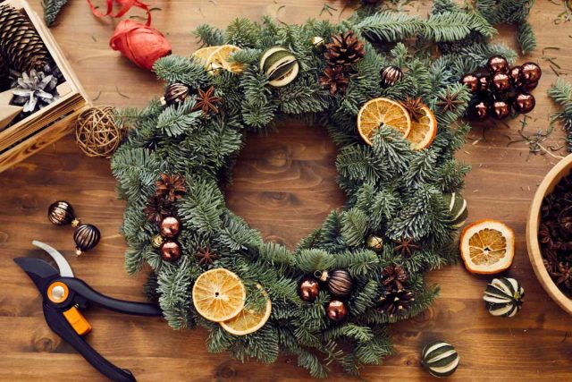 Новогодний венок из веток и сушеных фруктов наполнит вашу квартиру настоящим праздничным ароматом