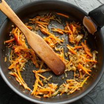 Обжариваем лук и морковь на растительном масле 10 минут