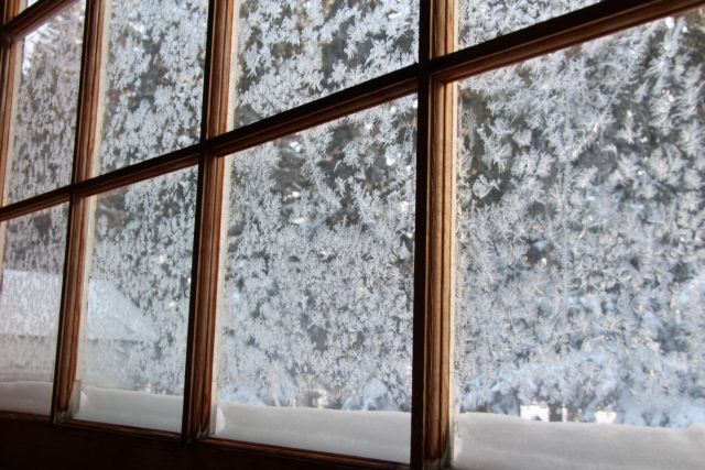 Часто перед снегопадом или сильным морозом на окнах образуются замерзшие капли или ледяные узоры
