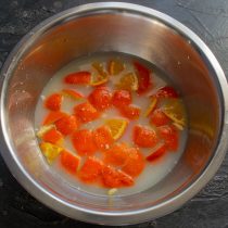 Наливаем в миску к апельсину молочную сыворотку