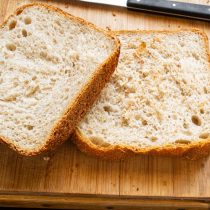 Отрезаем толстые ломтики пшеничного хлеба