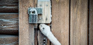 Как быть, если не открывается дверь в домик: 5 эффективных способов