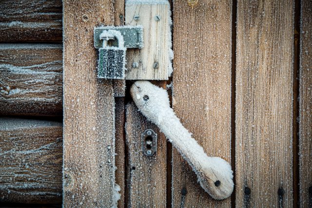 Как быть, если не открывается дверь в домик: 5 эффективных способов