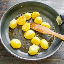 В другую сковороду наливаем растительное масло, кладем горячий отварной картофель
