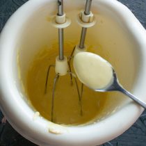 Взбиваем желток с горчицей и солью, по капле вливаем оливковое масло