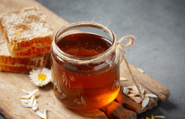 Мед - один из самых популярных продуктов пчеловодства, который широко используется в кулинарии и медицине