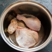 В суповую кастрюлю кладём нарезанную порционно курицу