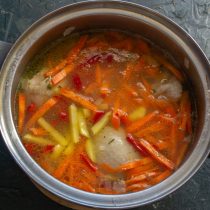 Когда полба с курицей почти готовы, бросаем в суп нарезанные овощи