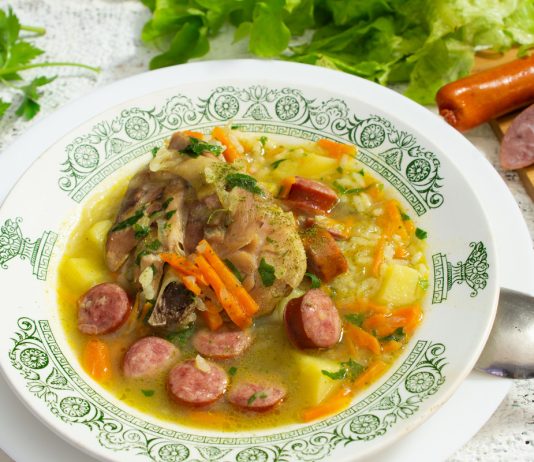 Куриный суп с рисом и колбасками