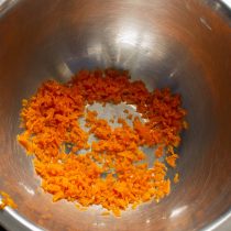 Оранжевую апельсиновую цедру измельчаем ножом в мелкую крошку