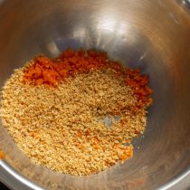 Добавляем ореховые крошки в чашу к апельсиновой цедре