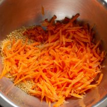 Сырую морковь натираем на крупной тёрке