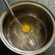 Разбиваем яйцо