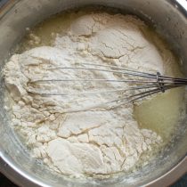 К жидким ингредиентам добавляем пшеничную муку, замешиваем тесто