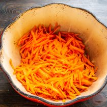 Натираем морковку на крупной терке