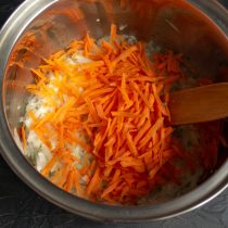 На крупной овощной тёрке натираем свежую морковь