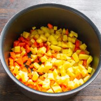 Кладем нарезанные овощи в кастрюлю, вливаем кипящую воду
