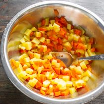 Остывшие овощи высыпаем в салатник