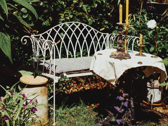 «Нетрадиционное» использование старых/старинных/под ретро предметов добавит атмосферности конкретному уголку сада