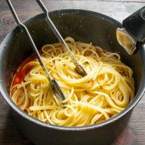 Готовые спагетти кладем в сотейник с соусом
