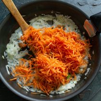Добавляем тертую морковку в сковородку к луку