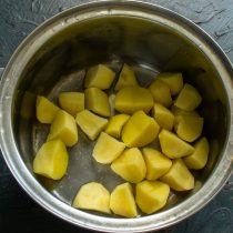 Кладём нарезанный картофель в кастрюлю