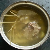 В кипящий суп кладём лапшу и ребрышки